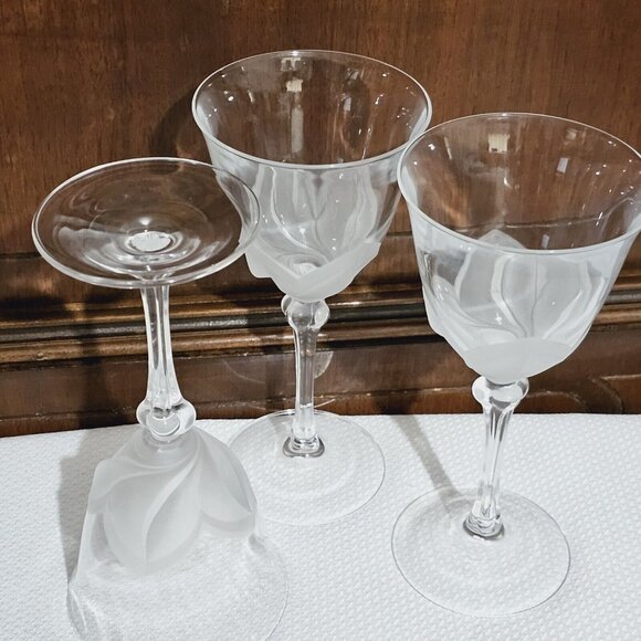 3 Cristal D'Arques Florence Wine Glasses 6.5" crystal frosted 3D petals romantic - Picture 5 of 7